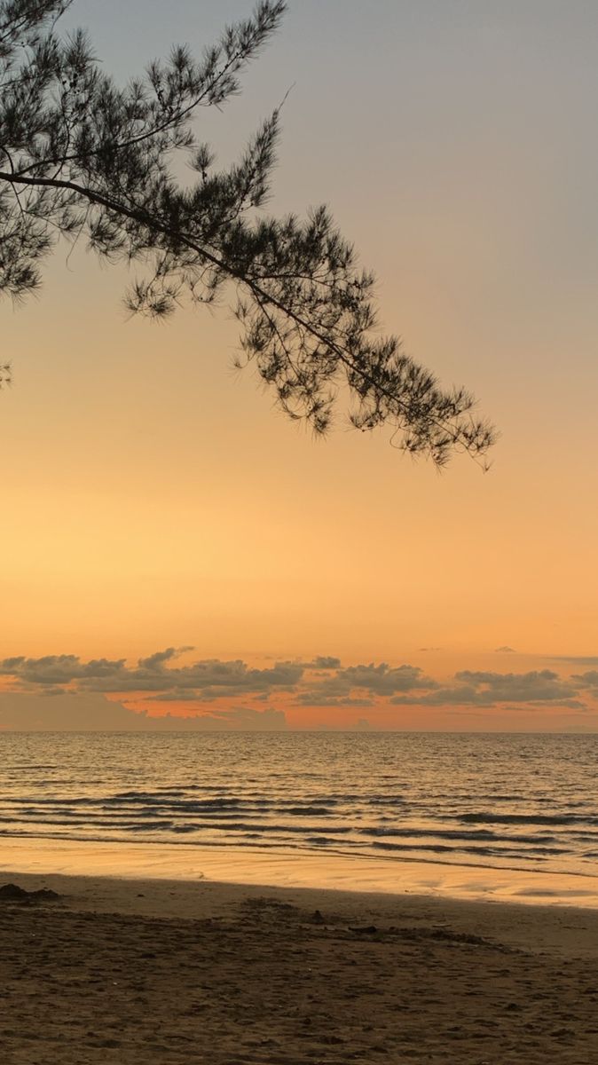Sukma Puspita Beach: Senja yang Menyapa dengan Pelukan Pasir