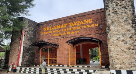 Mengapa Dua Penjual Bakso di Balik Benteng Pendem Tak Pernah Antre?