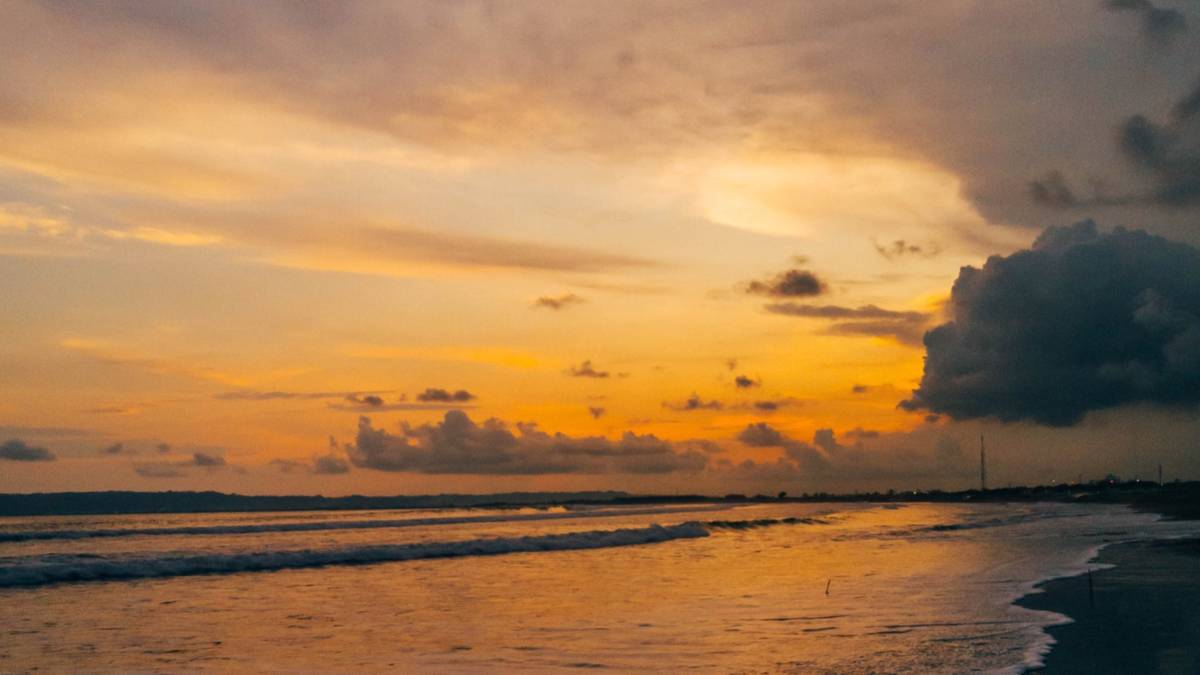 Sukma Puspita Beach: Senja yang Menyapa dengan Pelukan Pasir